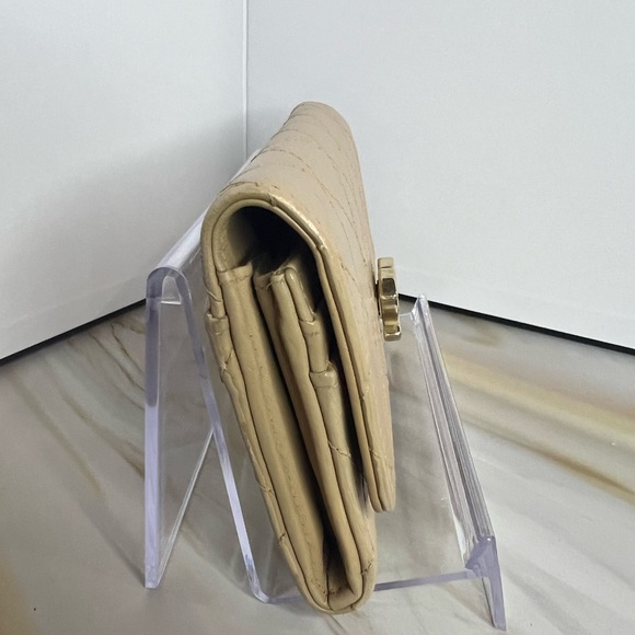 COPY - Authentic RARE Chanel turn lock cream wallet - Picture 2 of 8